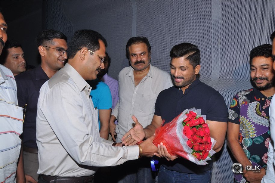 Army-People-Watching-Naa-Peru-Surya-Naa-illu-India-Movie-Photos